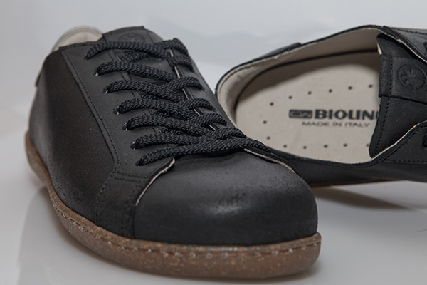 Scarpe nere in pelle Bioline con suola chiara.