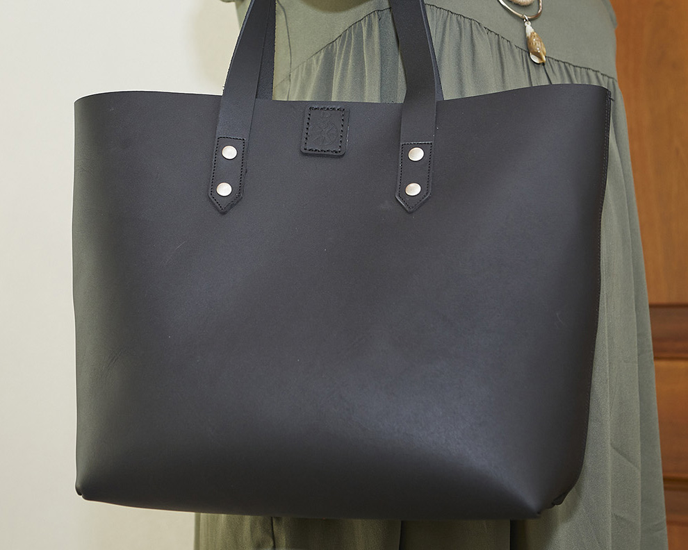 Borsa shopper nera in pelle liscia con cuciture pulite e manici rinforzati