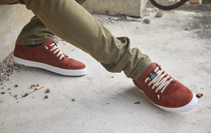 Scarpe rosse Bioline indossate con pantaloni kaki.