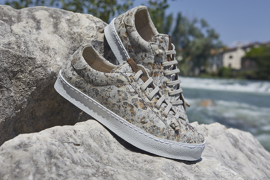Sneakers fantasia su roccia vicino a fiume