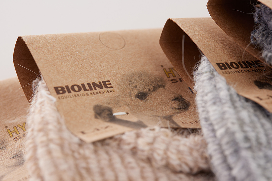 Etichette Bioline su calze in lana naturale a coste.