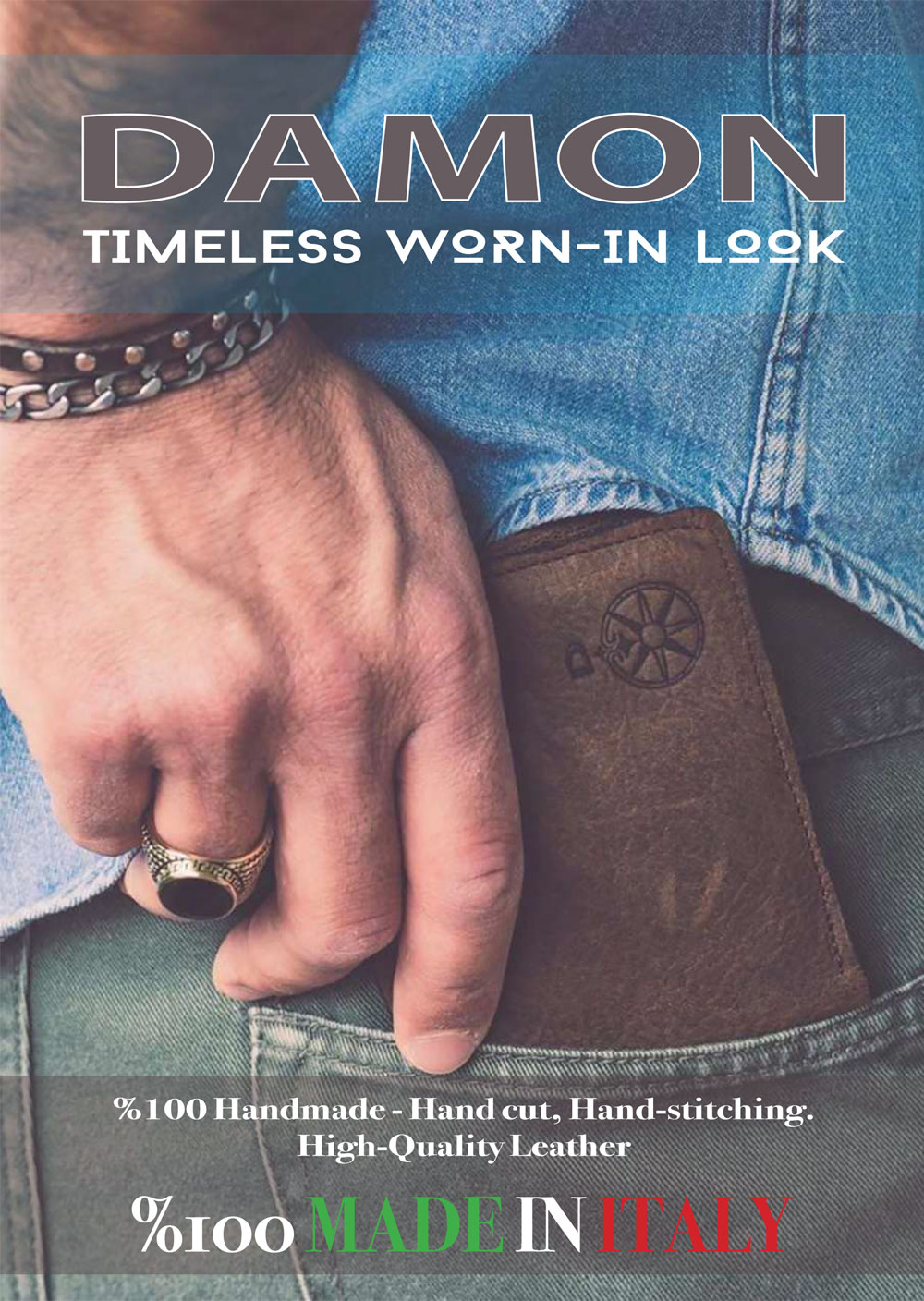 Mano con anelli e bracciale tiene portafoglio in pelle in una tasca di jeans.