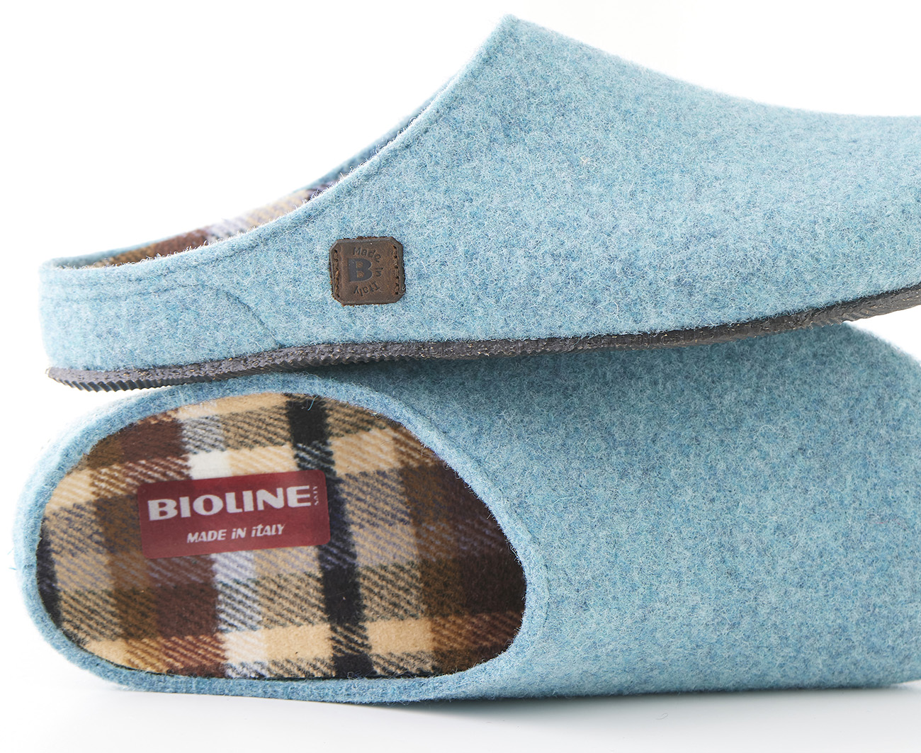 Ciabatte Bioline in feltro azzurro con interno scozzese.