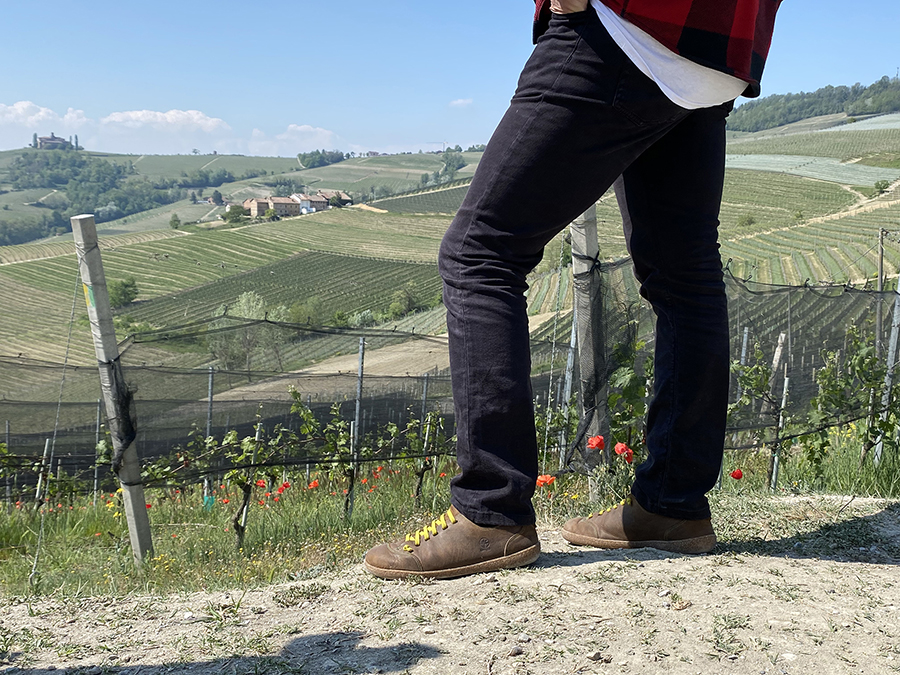 Scarpe marroni Bioline indossate in mezzo alle vigne.