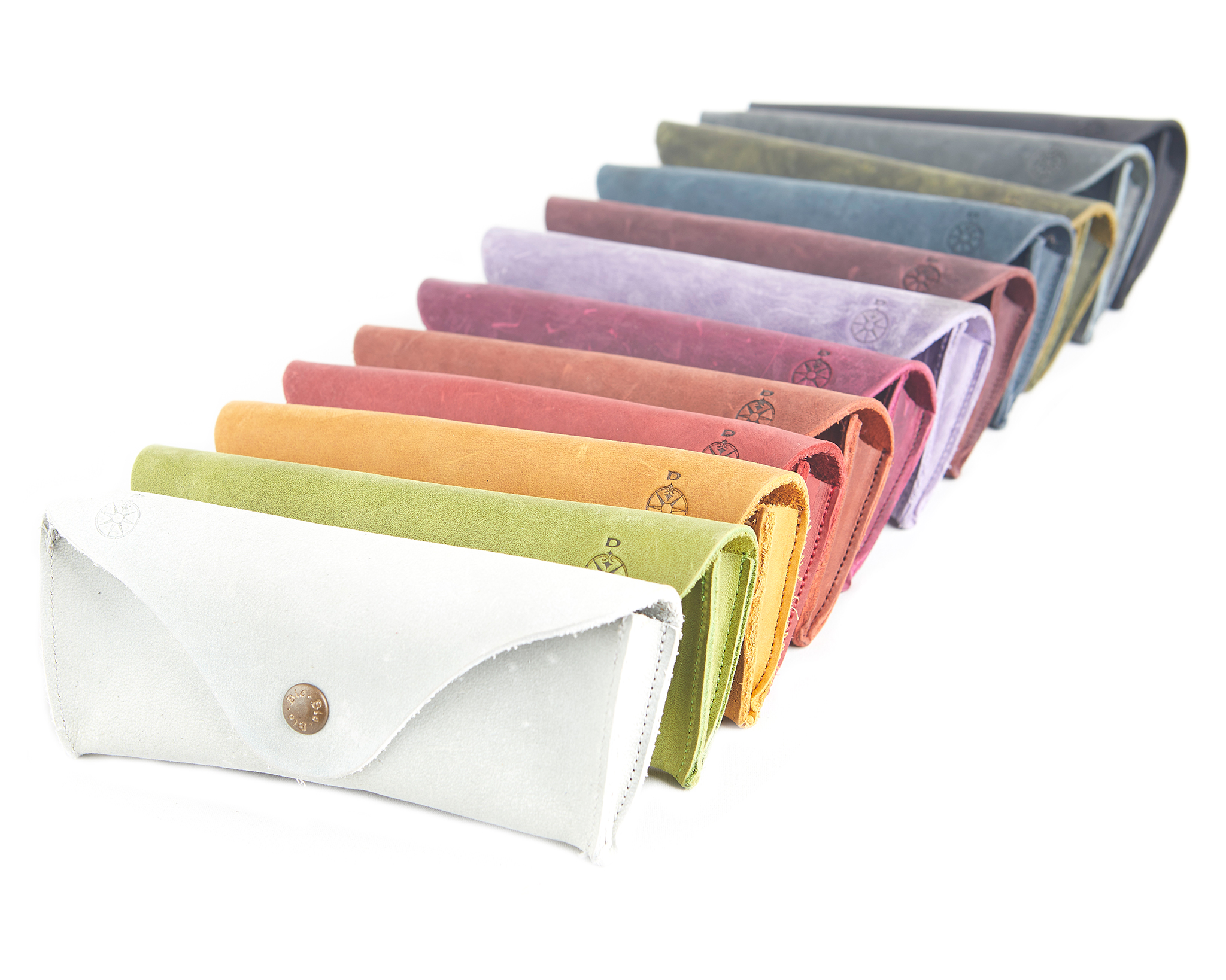 Astucci portaocchiali in pelle colorata, allineati in sfumatura arcobaleno