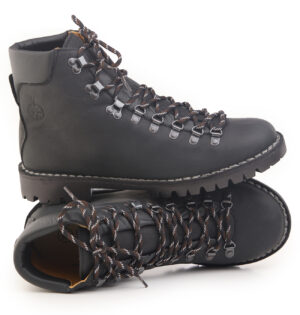 Scarponcini in pelle nera con suola dentellata e stringhe da trekking bicolore.