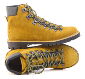 Scarponcini in suede giallo mais con inserti neri, suola alta e lacci trekking.