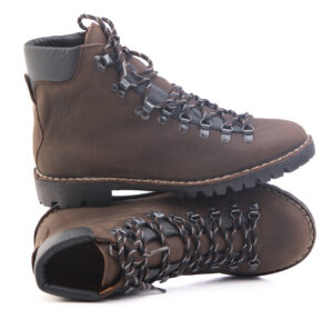 Scarponcini marrone scuro con collarino nero, occhielli in metallo e stringhe trekking.