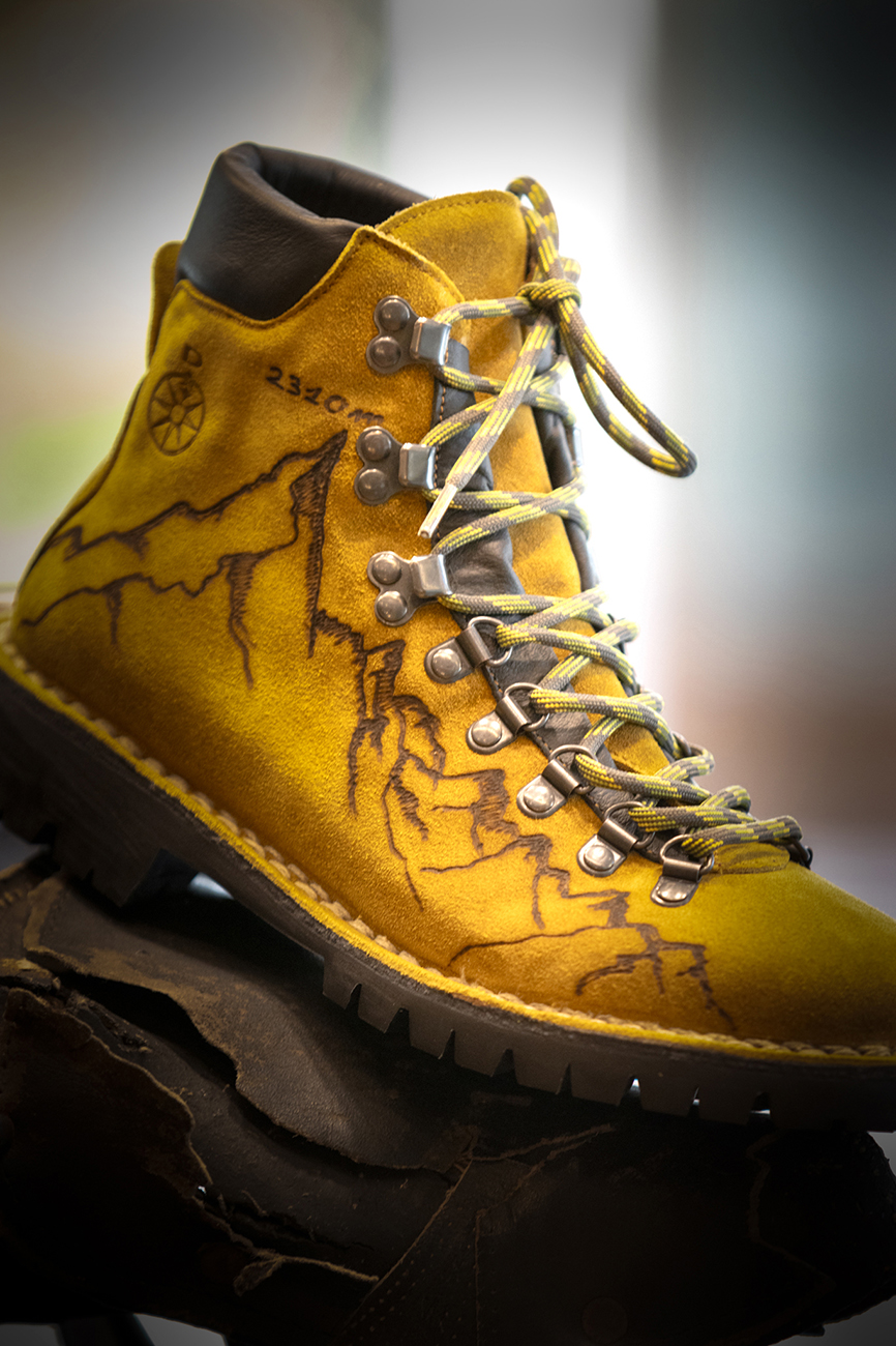 Scarponcino giallo Bioline con incisioni da trekking.
