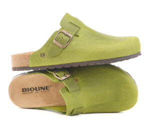 Zoccoli verdi Bioliine in pelle ingrassata con fibbia regolabile, modello Aloe.