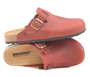 Zoccoli color ruggine Bioliine con tomaia in pelle e fibbia regolabile, modello Ingrassato.