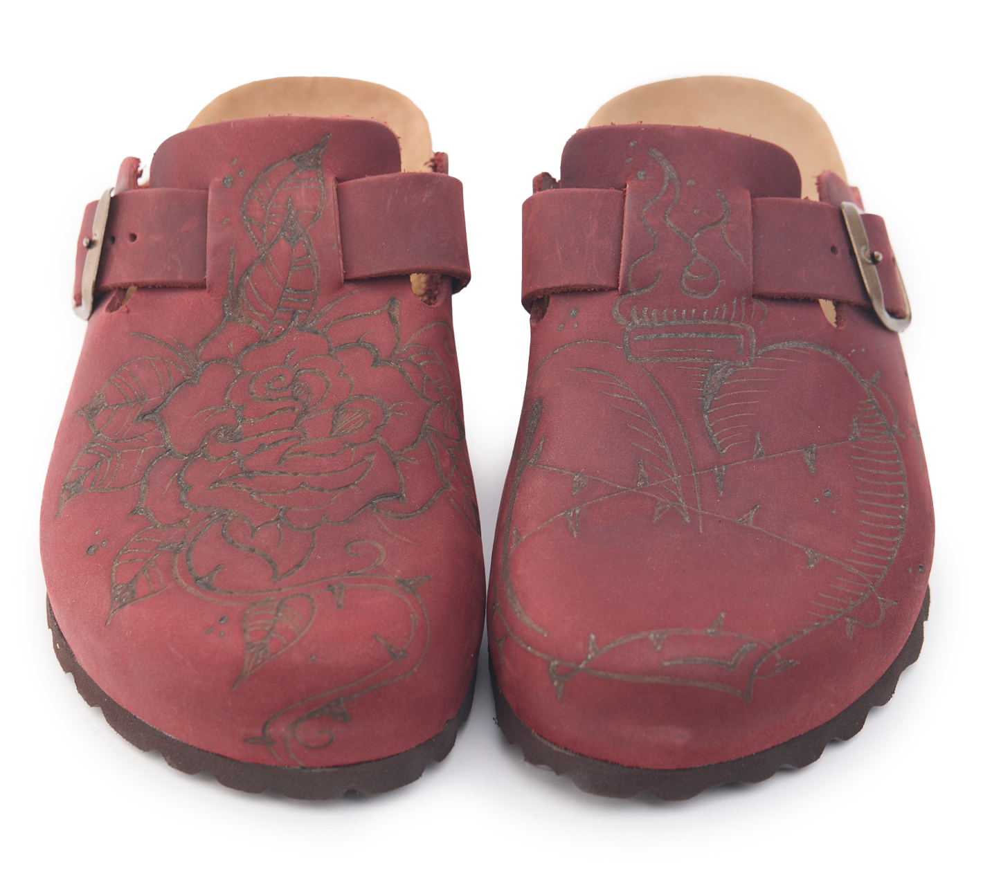 Sabot rossi Bioline con pirografia floreale e serpente, fibbia laterale.