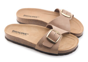 Ciabatta beige Bioline con fascia singola e fibbia in metallo.