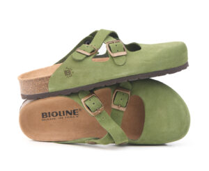 Sabot verde Bioline con doppia fibbia e tomaia chiusa in camoscio.