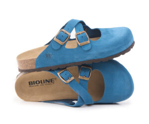 Sabot blu Bioline con tomaia chiusa e due fibbie regolabili.