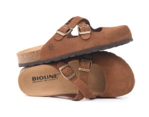 Sabot marrone Bioline in camoscio con fibbie regolabili e suola ergonomica.