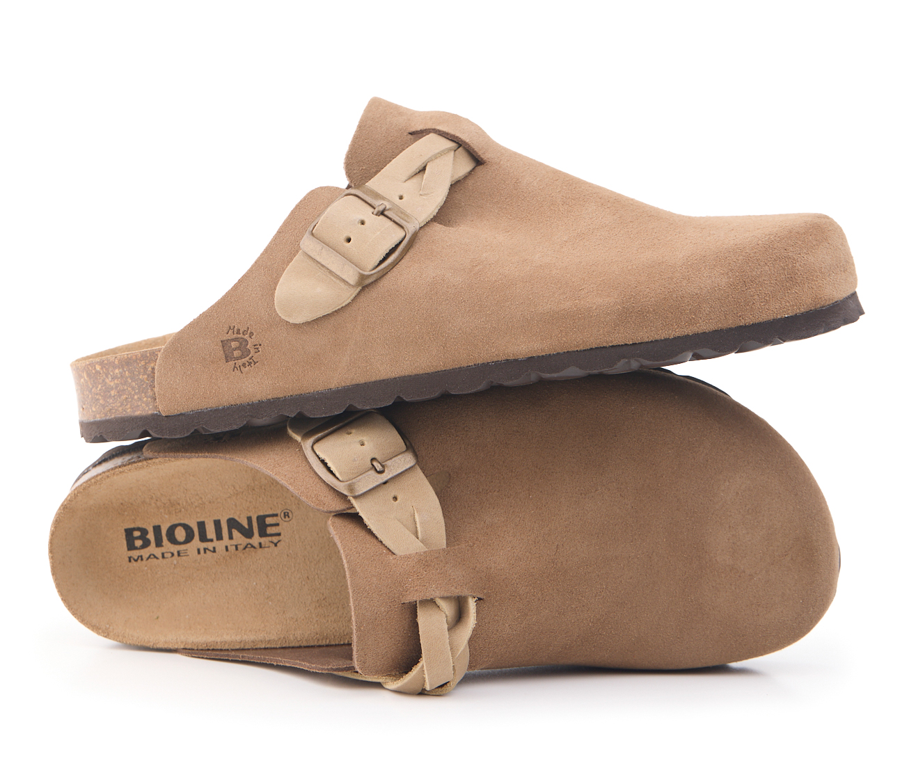 Zoccolo Bioline color arachide in pelle scamosciata con fibbia laterale.