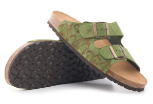 Sandalo verde Bioline con doppia fibbia e incisioni montagna.