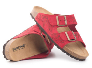 Sandalo rosso Bioline con foglie di rosa e diamante pirografate.