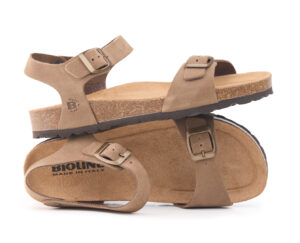 Sandalo beige Bioline con chiusure in metallo e suola naturale.