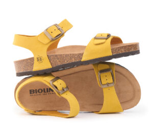 Sandalo giallo Bioline con cinturino alla caviglia e fibbia frontale.