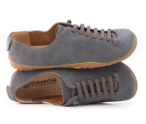 Scarpa grigia Bioline con lacci tono su tono e suola in gomma naturale.