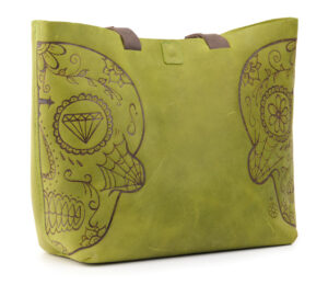 Borsa verde Bioliine in pelle con pirografia teschio messicano e manici marroni.