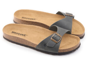 Ciabatta Bioline color jeans con cinturino a fibbia su suola sagomata.