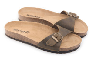 Ciabatta Bioline marrone con cinturino a fibbia su suola sagomata in sughero.