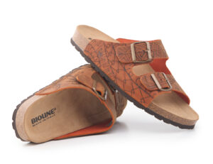 Sandalo Bioline marrone con foglie incise e interno arancione scuro.