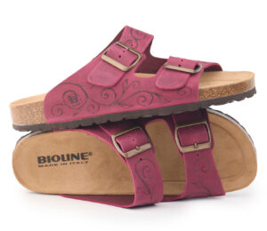 Sandalo Bioline granato con decori a ricciolo e fibbie bronzate.