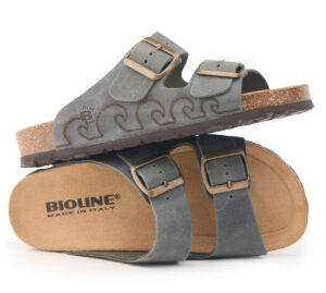 Sandalo Bioline grigio con onde incise e doppia fibbia regolabile.