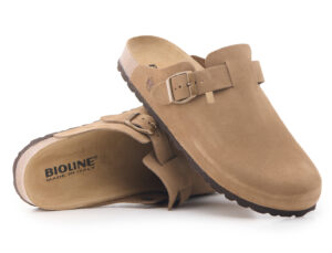 Sabot Bioline beige chiaro in pelle scamosciata con suola marrone e fibbia.