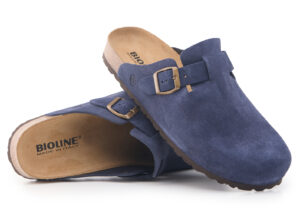 Sabot Bioline blu scuro in pelle scamosciata con fibbia laterale.