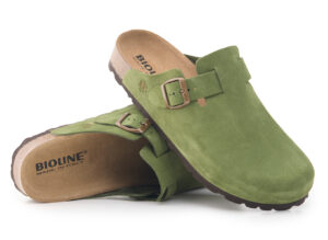 Sabot Bioline verdi in pelle scamosciata con fibbia e fondo ergonomico.
