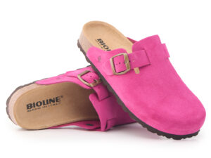 Sabot Bioline fucsia in pelle scamosciata con fibbia dorata e suola anatomica.
