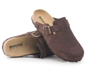 Sabot Bioline marrone scuro in pelle scamosciata.