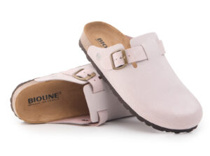 Sabot Bioline in pelle rosa chiaro con fibbia regolabile e suola scura.