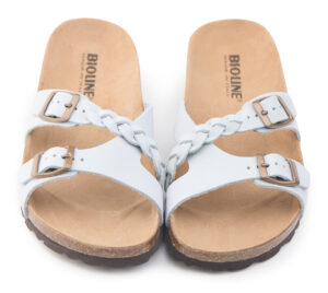 Sandali Bioline slip-on bianchi con cinturini intrecciati e suola in sughero.
