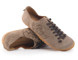 Scarpa Bioline color mandorla con incisione sole e luna, look artigianale.