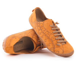 Scarpa arancione Bioline con motivo Maori inciso, stile vivace e originale.