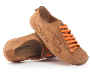 Scarpa Bioline color brandy con decoro a fiamme e lacci arancioni vivaci.