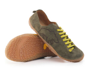 Sneakers Bioline verdi con lacci gialli e orso inciso a pirografia.