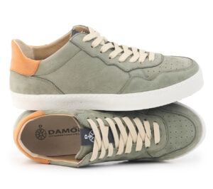 Sneaker Bioline verde oliva con tallone arancione e suola bianca.