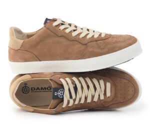 Scarpe Bioline in pelle scamosciata marrone con suola bianca.