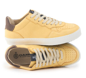 Sneaker Bioline gialla con tallone marrone e lacci chiari, stile casual.