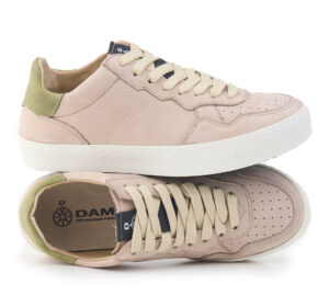 Sneaker Bioline beige in pelle con tallone verde e suola bianca in gomma.