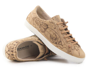 Scarpe Bioline color marrone con disegni a mano suola bianca.