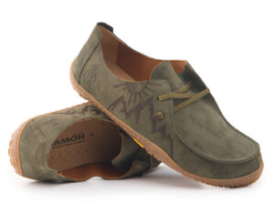 Scarpe Bioline verdi con lacci e decoro montagna inciso a pirografia.