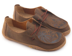 Scarpe Bioline marroni con lacci e palme incise a pirografia sulla tomaia.